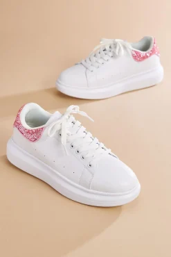 Women Versona Turning Sneakers